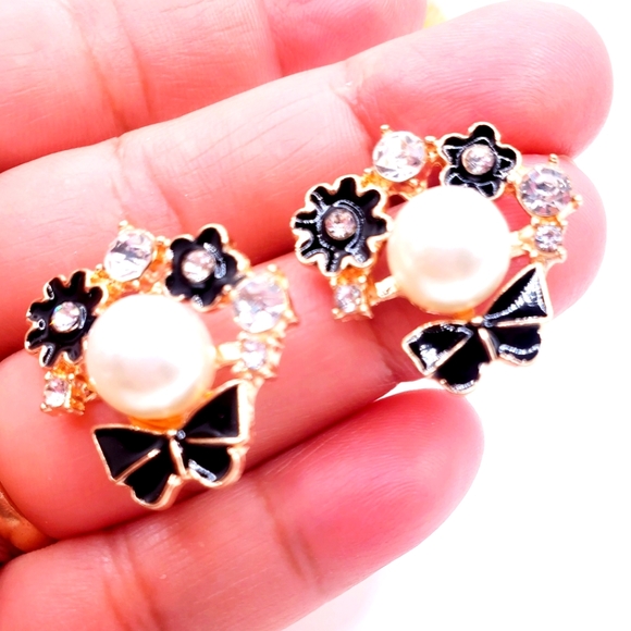 metal earrings with white imitation pearl / crystals and florals on brass - Picture 3 of 7